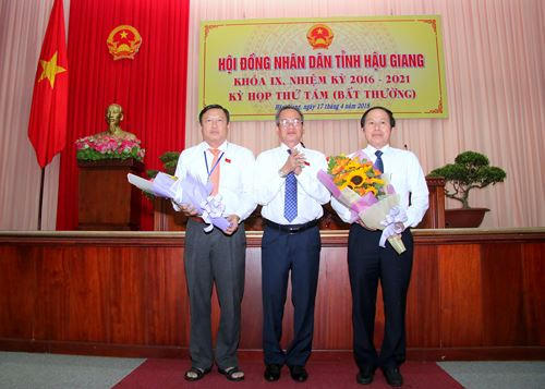 Ông Lê Tiến Châu - Phó Bí thư Tỉnh uỷ, Chủ tịch UBND tỉnh Hậu Giang (ngoài cùng bìa phải) ra mắt tại kỳ họp.