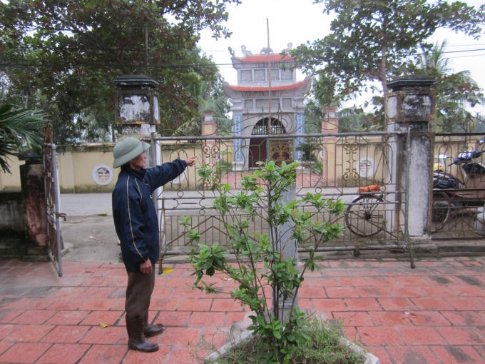 Một bên là cổng Nghinh môn, một bên là Chính tẩm