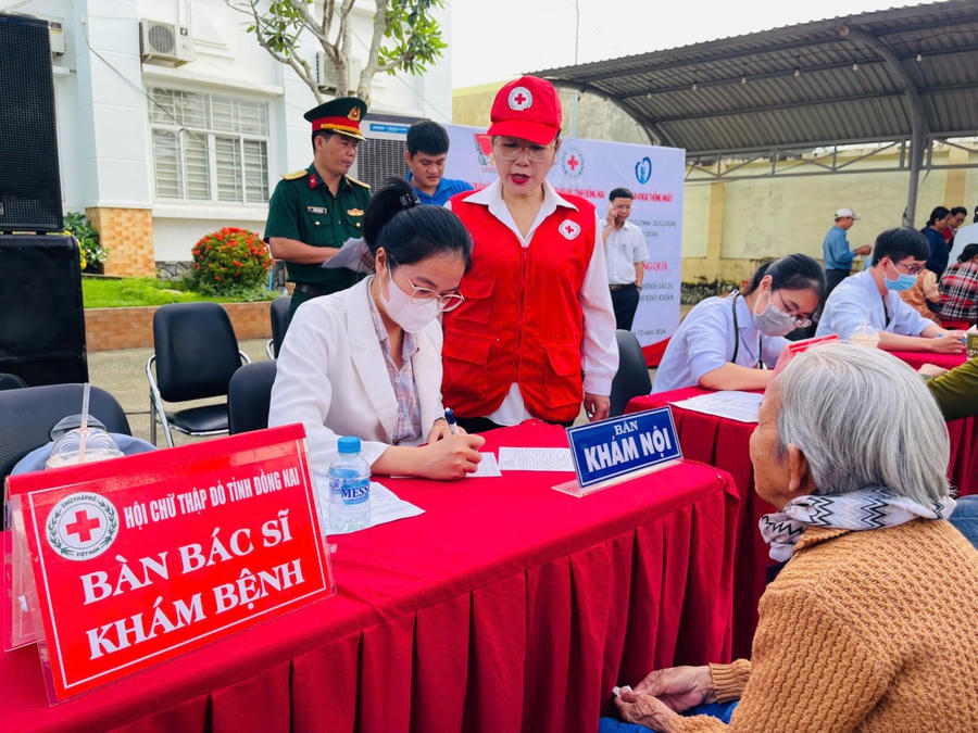 Khám bệnh nhân đạo, cấp thuốc miễn phí cho người dân còn nhiều khó khăn tại phường Phước Tân.