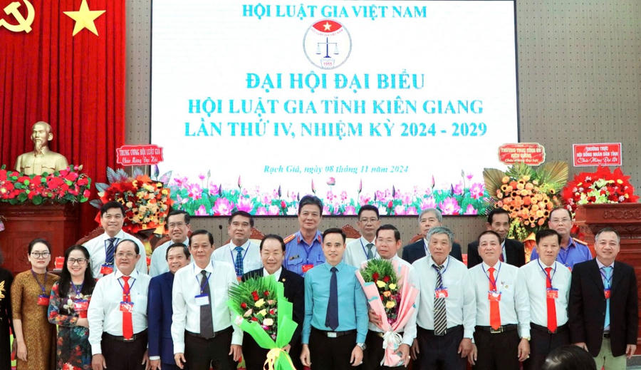 Đại biểu chụp ảnh lưu niệm.