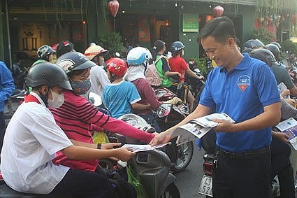 Đoàn Thanh Niên phát tờ rơi tuyên truyền về bảo vệ môi trường