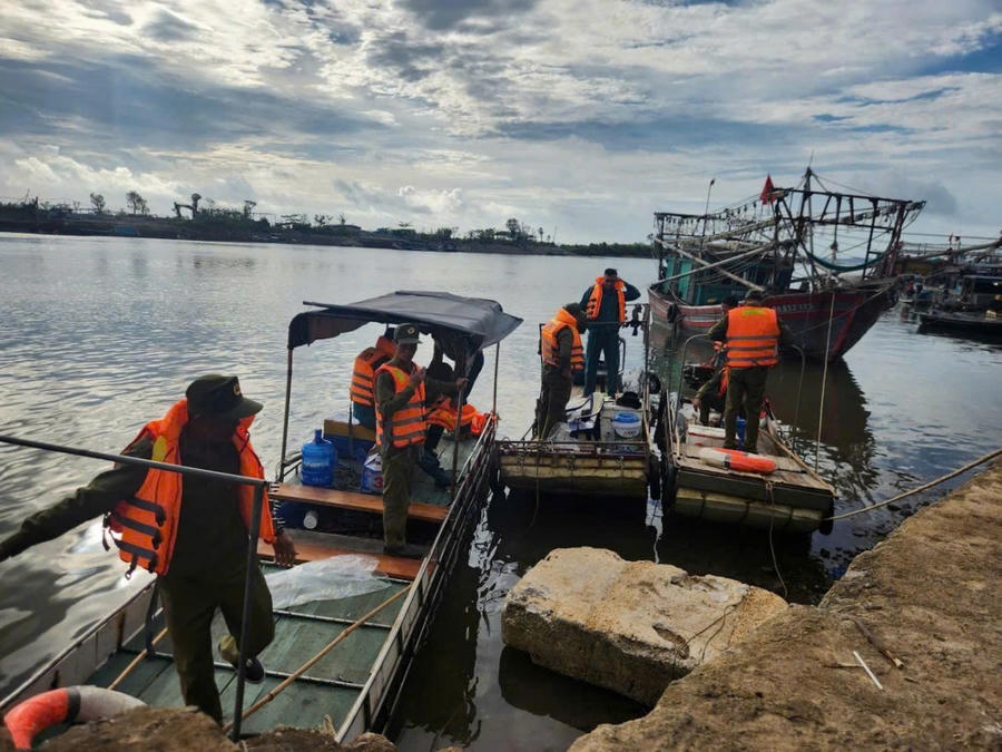Các lực lượng chức năng chạy đua với thời gian quyết tâm cao nhất để sớm tìm thấy nạn nhân còn lại.