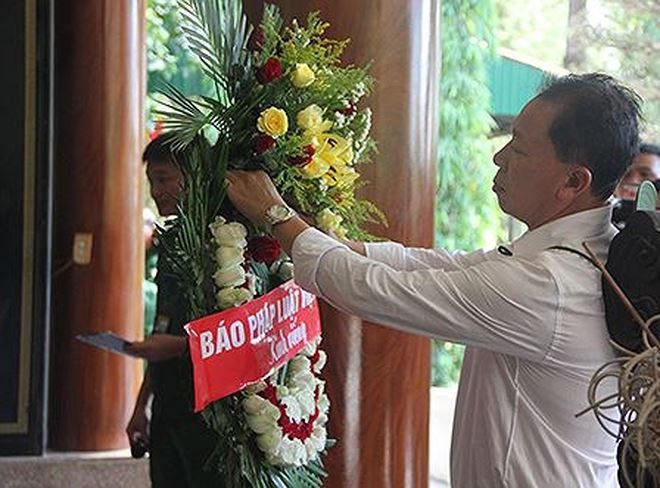 TS Đào Văn Hội -Tổng biên tập Báo PLVN dâng hoa tại Khu di tích lịch sử Ngã ba Đồng Lộc