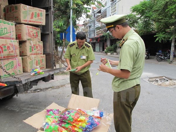 Cục quản lý thị trường kiểm tra lô hàng lậu ( Ảnh minh họa).