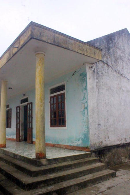 Sau nhiều năm sử dụng phòng học của các em học sinh xuống cấp, mất an toàn.