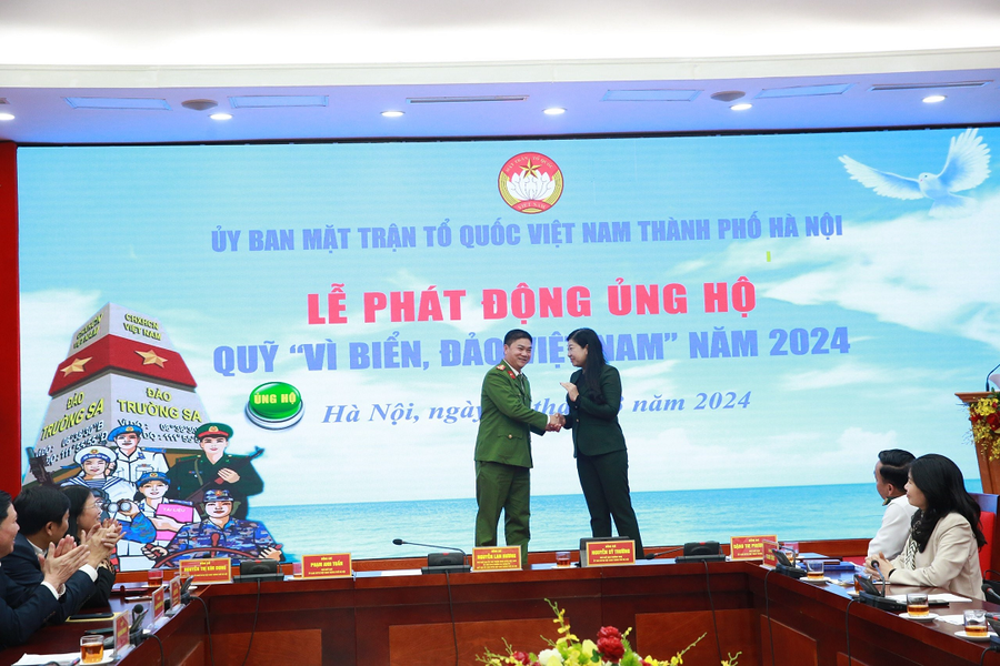 Công an thành phố Hà Nội ủng hộ quỹ "Vì biển, đảo Việt Nam” năm 2024.
