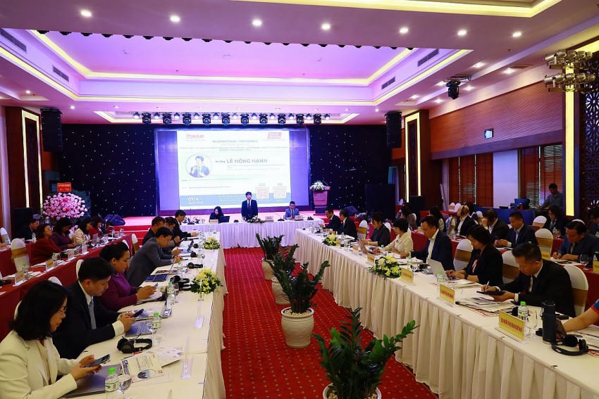 Quảng cảnh hội thảo hoàn thiện thể chế để hiện thực hóa ‘Lợi ích hài hòa, rủi ro chia sẻ’ trong lĩnh vực đầu tư.