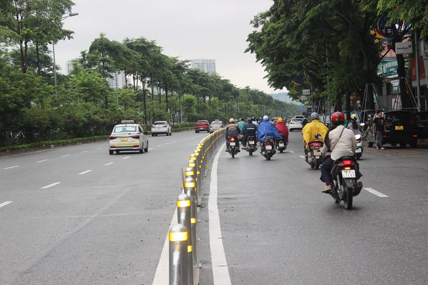 Dải phân cách cứng phân luồng các phương tiện lưu thông theo đúng làn đường, phần đường trên tuyến đường Võ Chí Công.