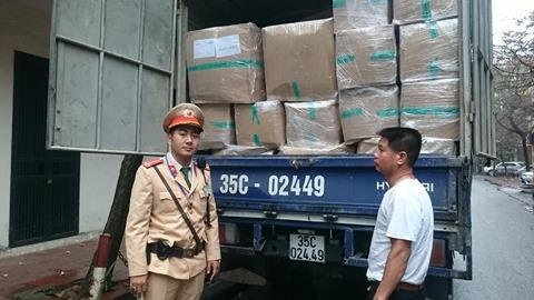 Đối tượng và tang vật bị bắt giữ.
