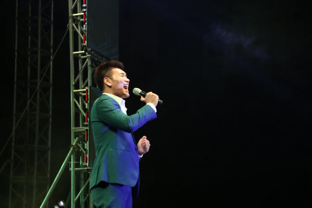 Ca sĩ Tạ Quang Thắng đem đến không gian âm nhạc những bản tình ca dịu dàng như Vội vàng, Sống như những đóa hoa và Lá cờ