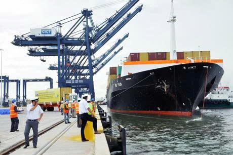 Bốc xếp hàng hóa tại cảng Cái Lân.