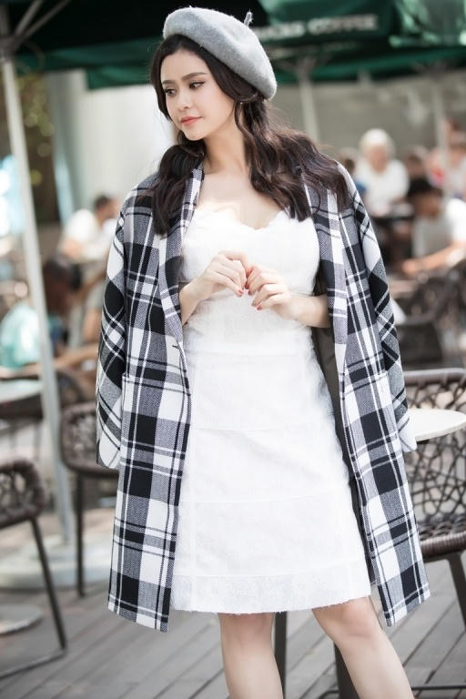 Trương Quỳnh Anh như một quý cô thời thượng trong mẫu măng tô caro của Elise.