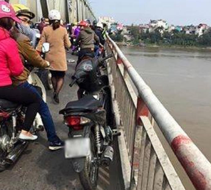 Chiếc xe máy của nam thanh niên để lại trên cầu.