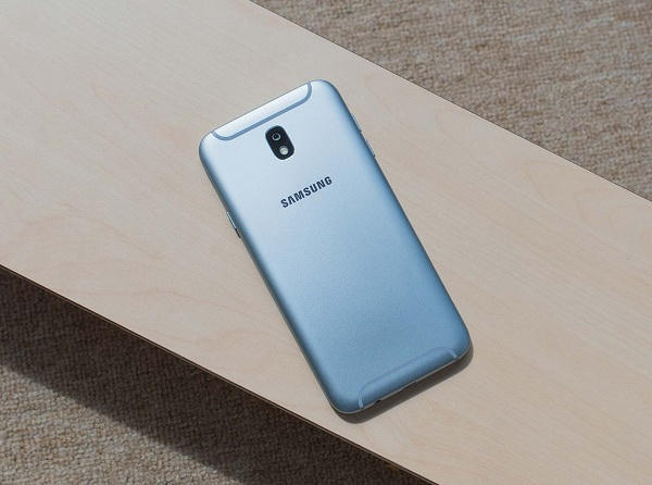 Nhưng với Galaxy J7 Pro, bạn sẽ được cài sẵn hệ điều hành Android 7.1 Nougat mới nhất, và sẽ nhận được bản cập nhật Android 8 Oreo vào năm tới.