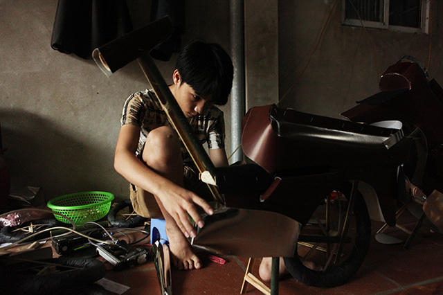 Trong những ngày này, nhiều gia đình huy động tổng lực người để kịp sản xuất hàng cho khách đặt.