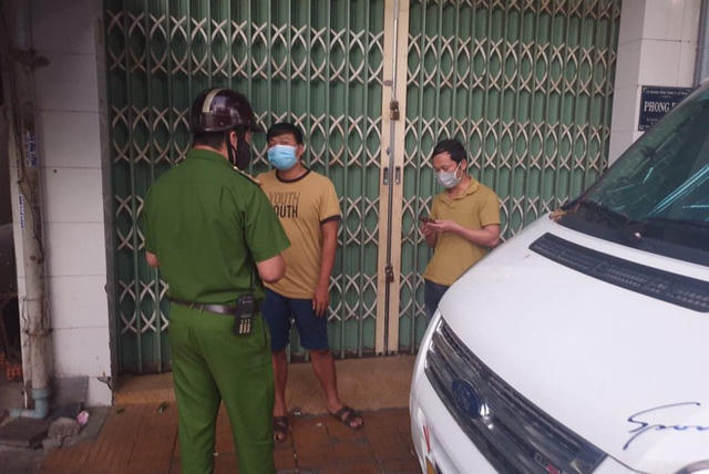 Hai thanh niên đi bộ cách nhà 500 m thì gặp lực lượng công an (Ảnh: Công an cung cấp).