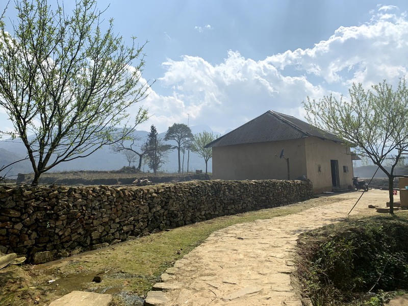 Nhà tường trình bằng đất và hàng rào đá nét văn hoá đặc sắc của dân tộc Hà Nhì. 