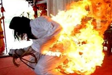 Chị A đã bị người tình tưới xăng thiêu sống (Ảnh minh họa)