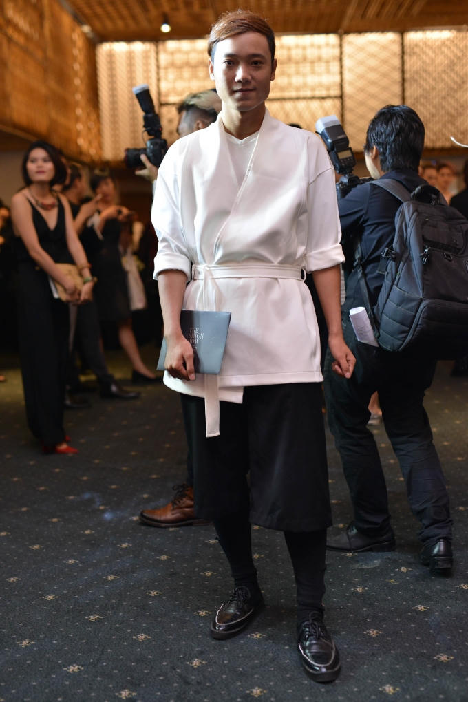 Anh chàng này mang một chút cảm hứng Á đông vào The Fashion Show, toàn bộ set đồ của cậu ấy đều là thiết kế của Kelbin Lei.