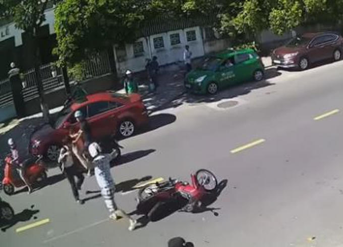 Người nước ngoài nổi giận, xô đẩy nam sinh.