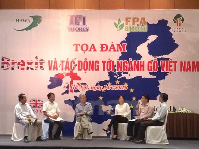 Các đại diện tham gia tọa đàm "Brexit và tác động tới ngành gỗ Việt Nam." (Ảnh: Thanh Tâm/Vietnam+)