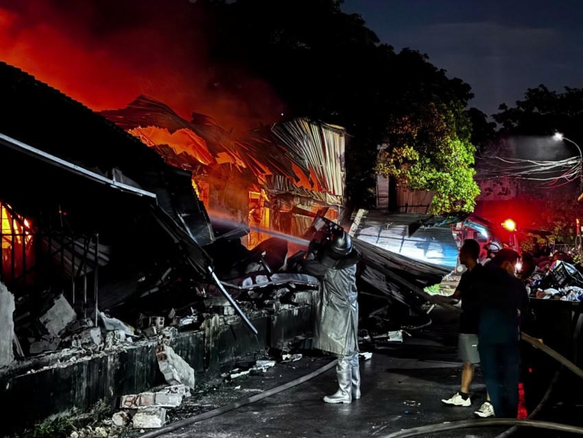 Lực lượng Cảnh sát PCCC&CNCH triển khai phương tiện dập tắt đám cháy.