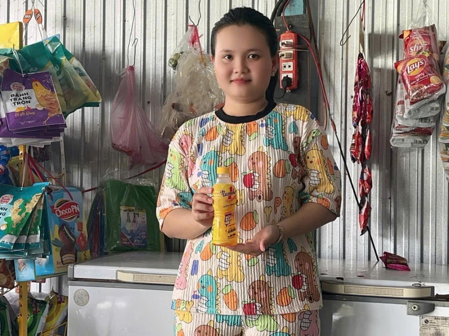 Chị Lê Thị Ngọc Trang vui mừng khi trúng 50 triệu đồng tiền mặt nhờ uống Nước tăng lực Number 1. (Ảnh: NVCC)