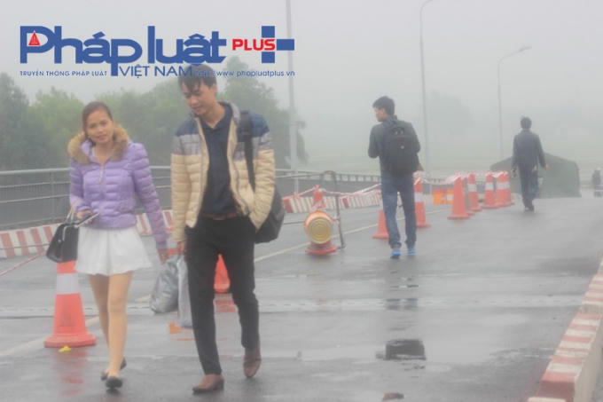 Chỉ có người đi bộ được lưu thông qua cầu.