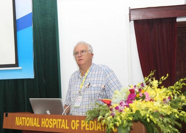 GS Silverman là chuyên gia hàng đầu về siêu âm, chẩn đoán bệnh tim mạch bẩm sinh trẻ em của Mỹ-giảng viên chính của khóa tập huấn. Ảnh: Khánh Chi