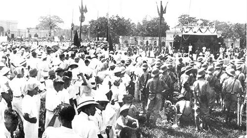 Hàng trăm nghìn người dân tham dự lễ công bố Tuyên ngôn độc lập ngày 2/9/1945. Ảnh tư liệu.