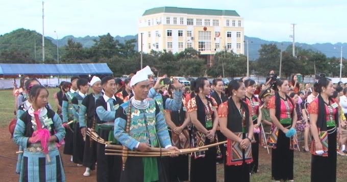 Rất đông người dân tới tham dự.