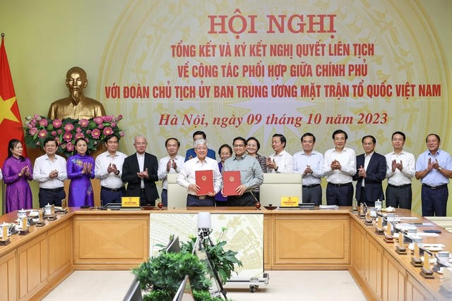 Thủ tướng Phạm Minh Chính và Chủ tịch Ủy ban Trung ương MTTQ Việt Nam Đỗ Văn Chiến ký kết Nghị quyết liên tịch về công tác phối hợp giữa Chính phủ với Đoàn Chủ tịch Ủy ban Trung ương MTTQ Việt Nam - Ảnh: VGP.