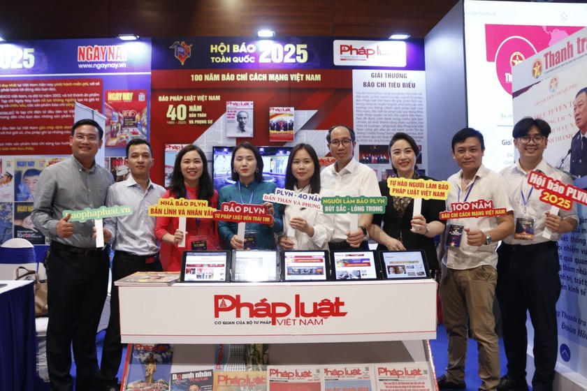 Đội ngũ cán bộ, phóng viên Báo Pháp luật Việt Nam chụp hình tại gian trưng bày.
