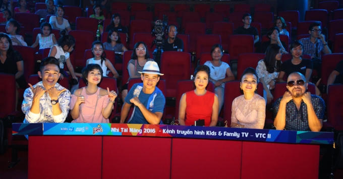 Giám khảo Xuân Bắc, Mỹ Linh, Đức Hùng, Tuyết Minh, Ngọc Khuê, Mai Trung Hiếu.