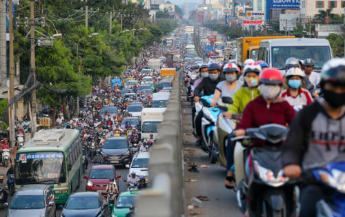 Giao thông trên nhiều tuyến đường quanh sân bay được tổ chức lại để phục vụ thi công 2 cầu vượt thép. Ảnh: Thành Nguyễn.