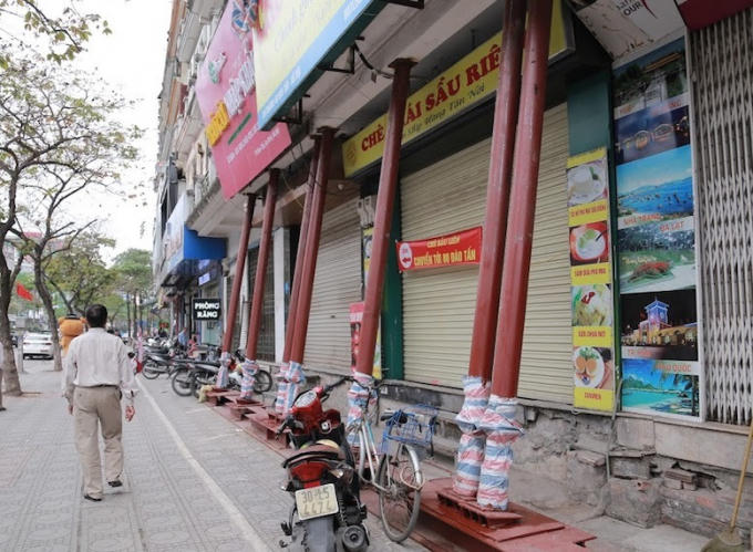 Những ngôi nhà được xây dựng đã lâu nay có nhiều dấu hiệu xuống cấp.