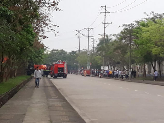 Rất đông người dân hiếu kỳ đến chứng kiến (Ảnh: Đào Tấn)