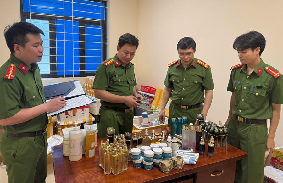 Công an tỉnh Thanh Hóa triệt phá cơ sở sản xuất, buôn bán mỹ phẩm giả - Ảnh Công an Thanh Hóa.