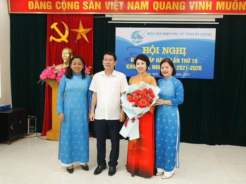 Lãnh đạo Ban Tổ chức Tỉnh ủy Hà Giang tặng hoa chúc mừng bà Triệu Thị Tình, tân Chủ tịch Hội Liên hiệp phụ nữ tỉnh.