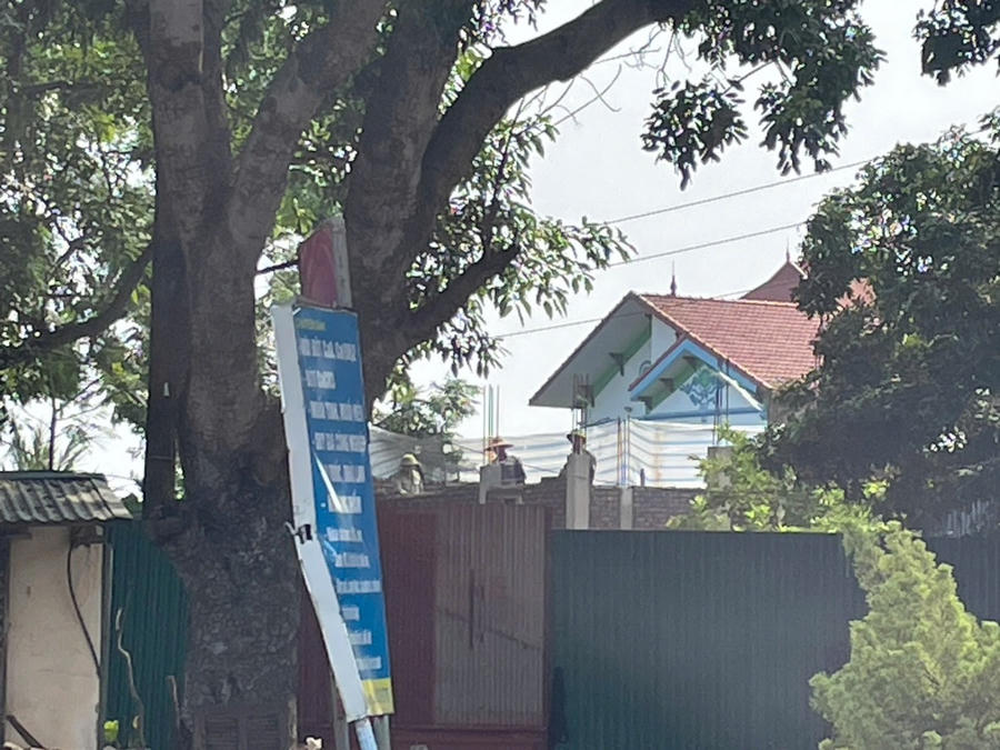 Ảnh chụp thợ xây dựng đã tiến hành xây dựng cao hơn cả phần tôn hơn 3m nhưng không được ngăn chặn xử lý.