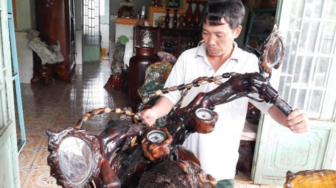 Các thiết bị khác như đèn chiếu hậu, xi nhan, và các phụ kiện đi kèm như: thắng, đề, bàn đạp, còi đầy đủ không khác một chiếc xe gắn máy bình thường.