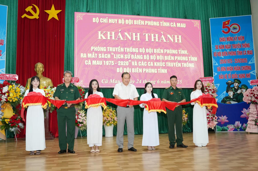 Lãnh đạo Sở Văn hóa, Thể thao và Du lịch và BĐBP tỉnh Cà Mau cắt băng khánh thành Phòng truyền thống BĐBP tỉnh.