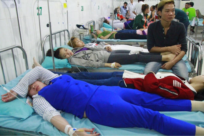 Có nhiều người đau bụng dữ dội la hét trong phòng khám.