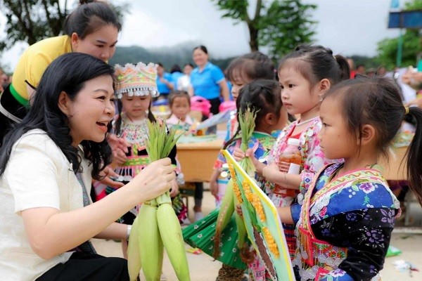 Các em nhỏ tặng nông sản cho Phu nhân Ngô Phương Ly.