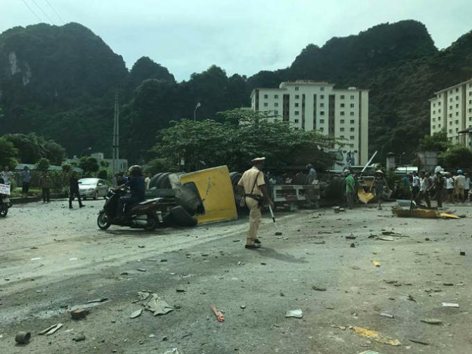 Lực lượng chức năng Công an địa phương cùng lực lượng CSGT có mặt tại hiện trường xử lý vụ việc.