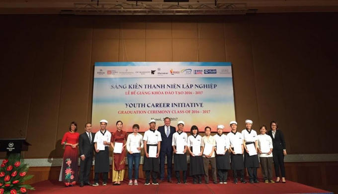 Học viên YCI 2016 - 2017 nhận chứng chỉ từ các đại diện khối khách sạn cao cấp.