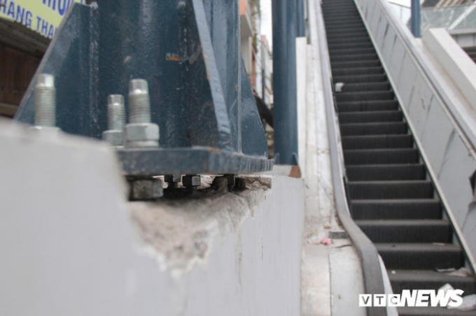 C&aacute;c trụ sắt l&agrave;m khung m&aacute;i v&ograve;m c&ograve;n nham nhở sau khi được lắp.