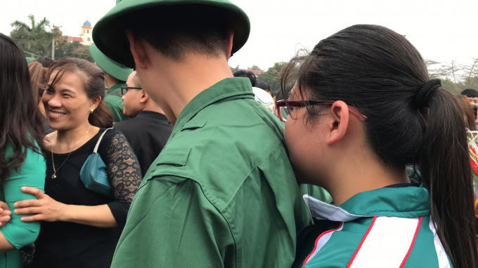 quyến luyến trong giây phút tiễn anh lên đường nhập ngũ.