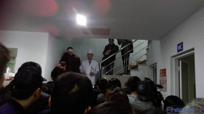 Hàng trăm người bất bình trước thông báo hoãn lịch tiêm. Ảnh Thu Hường