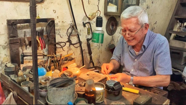Ông Nguyễn Chí Thành sinh sống tại số nhà 83 phố Hàng Bạc, quận Hoàn Kiếm, thành phố Hà Nội